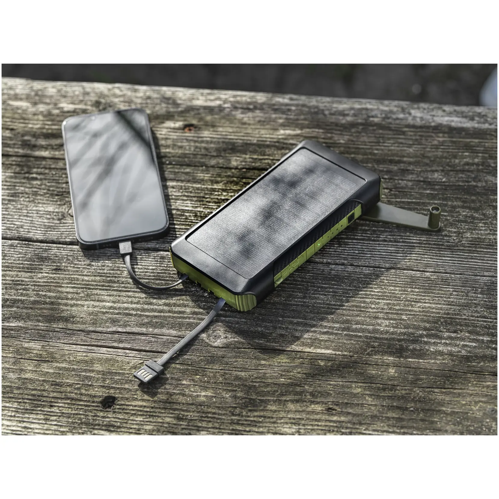 Bild på Soldy 10 000 mAh powerbank med soldynamo av RCS-återvunnen plast