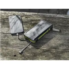 Bild på Soldy 10 000 mAh powerbank med soldynamo av RCS-återvunnen plast
