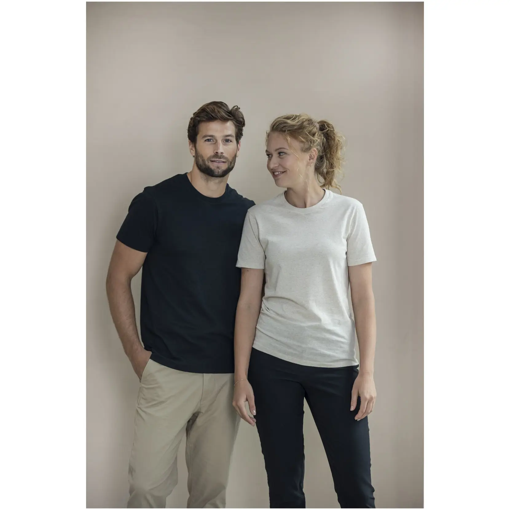 Bild på Avalite  kortärmad unisex T-shirt av Aware™-återvunnet material