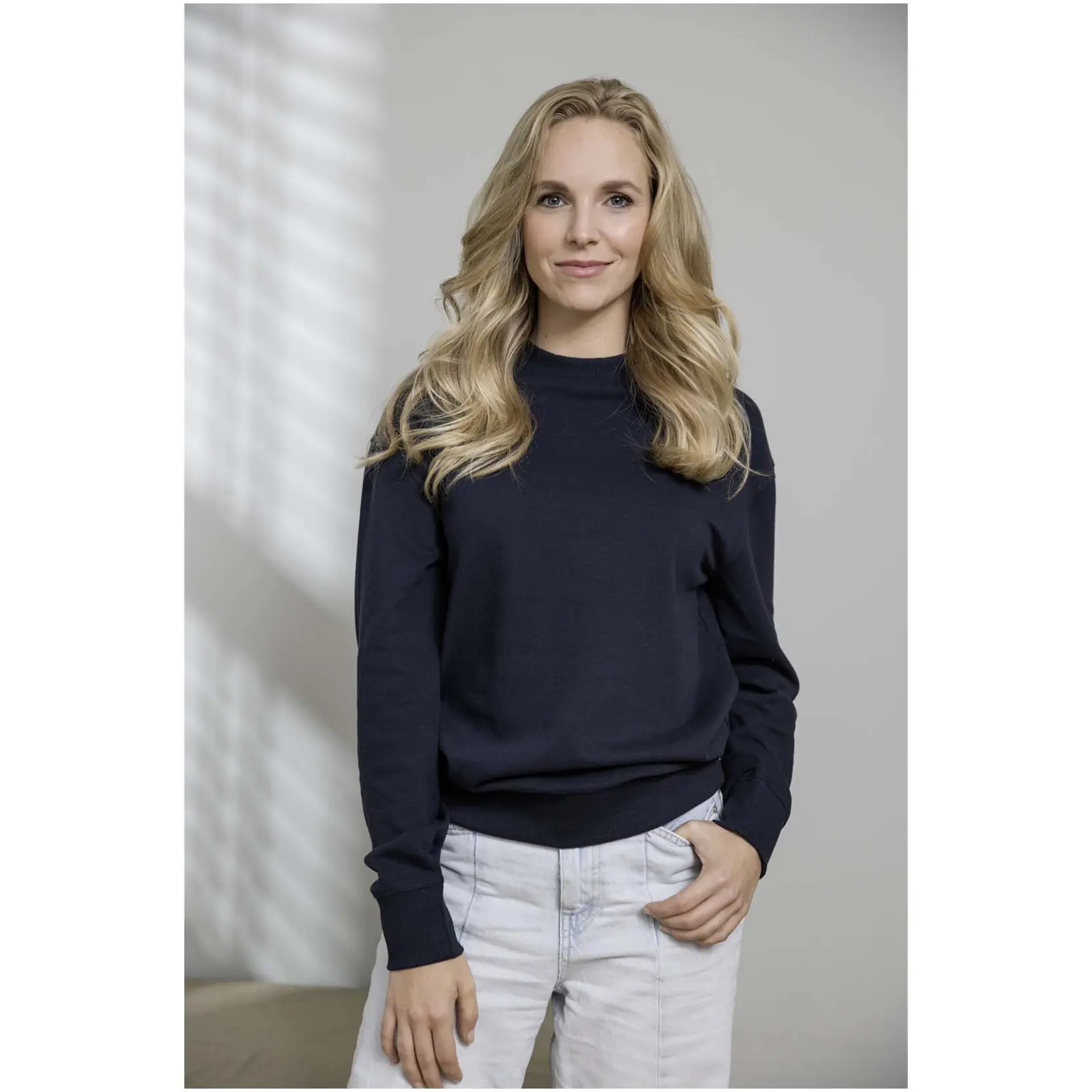 Bild på Jet unisex Aware™ tröja med rund hals av återvunnet material