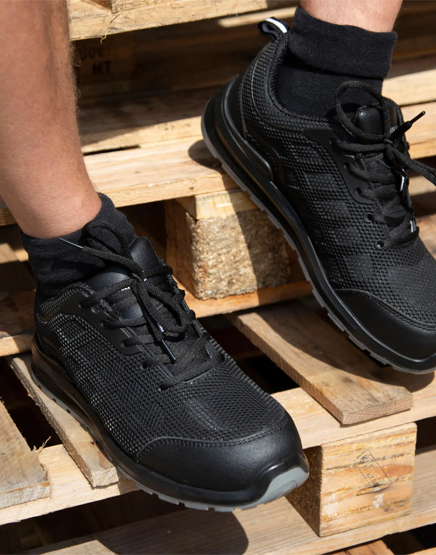 Bild på All Black Safety Trainer