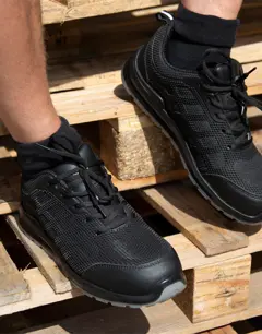 Bild på All Black Safety Trainer