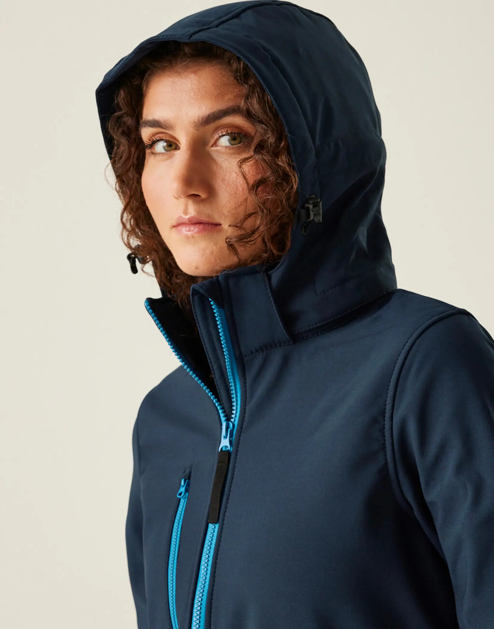 Bild på Women's Venturer 3-Layer Hooded Softshell Jacket