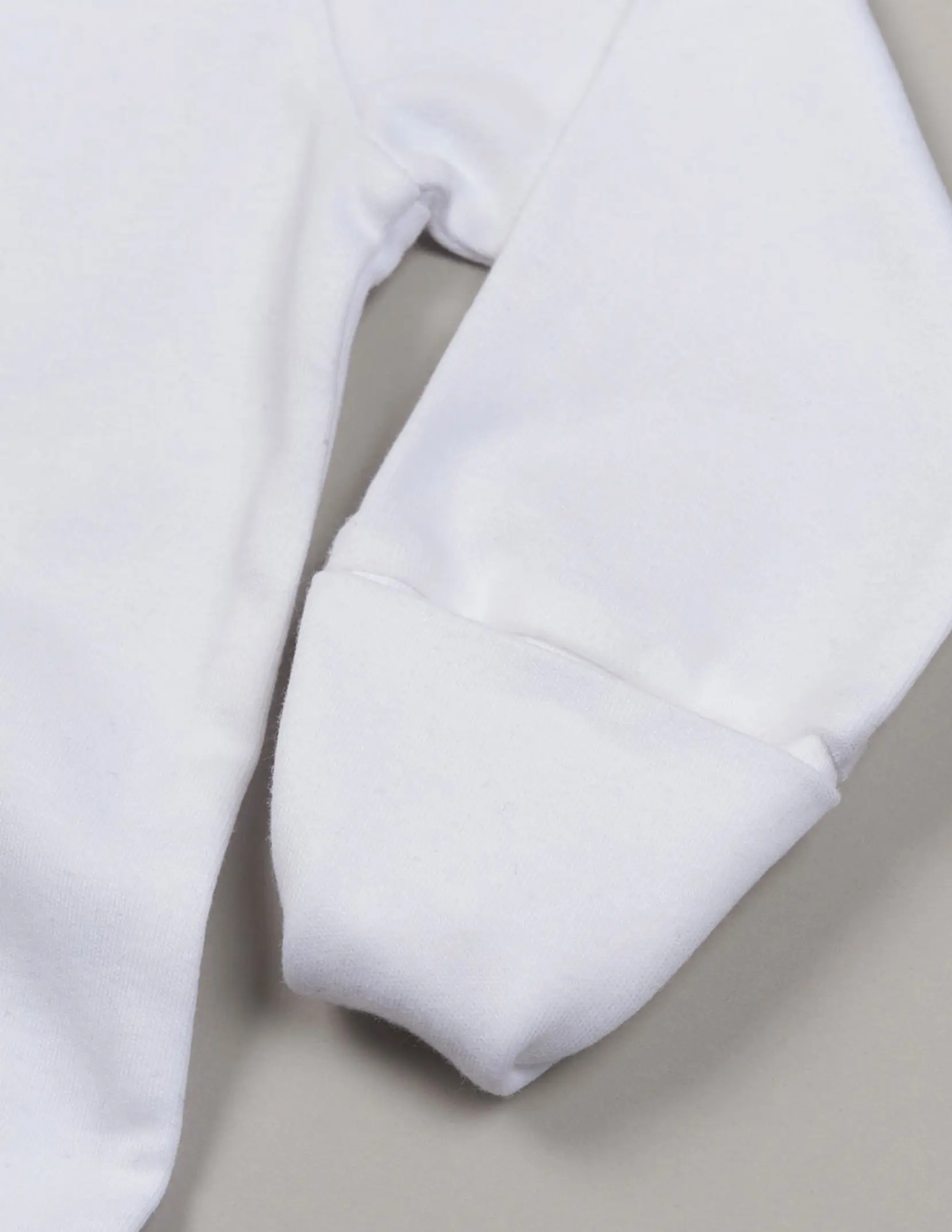 Bild på Baby Sleepsuit with Scratch Mitts
