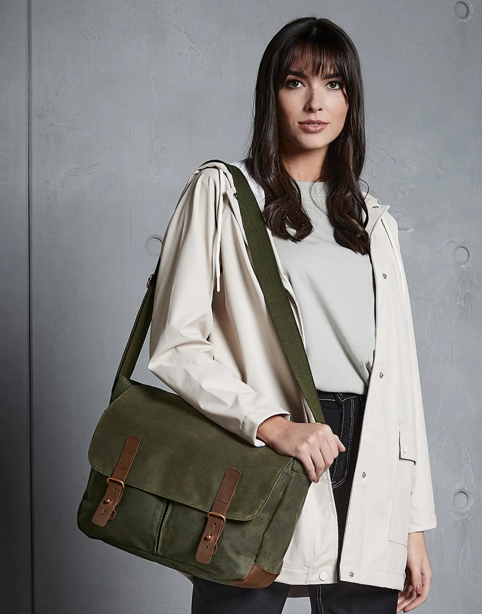 Bild på Heritage Waxed Canvas Messenger