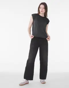 Bild på Women's Flowy Muscle Tee Rolled Cuff