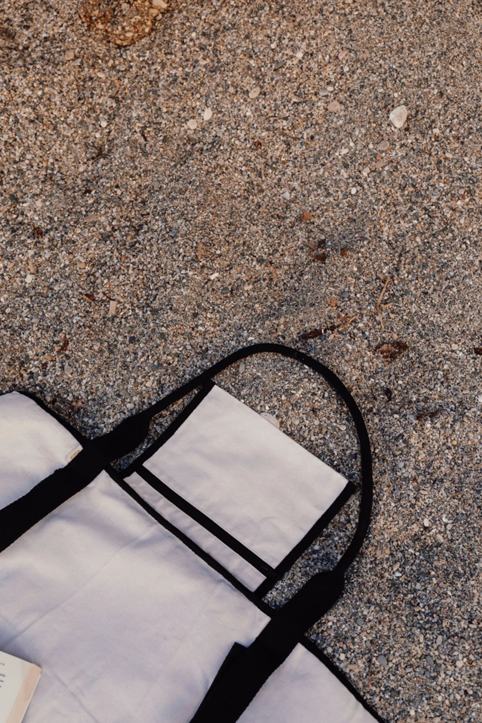 Bild på VINGA Volonne AWARE™ återvunnen canvas strandmatta