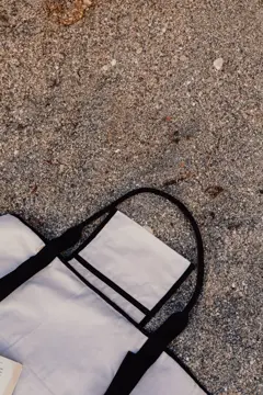 Bild på VINGA Volonne AWARE™ återvunnen canvas strandmatta