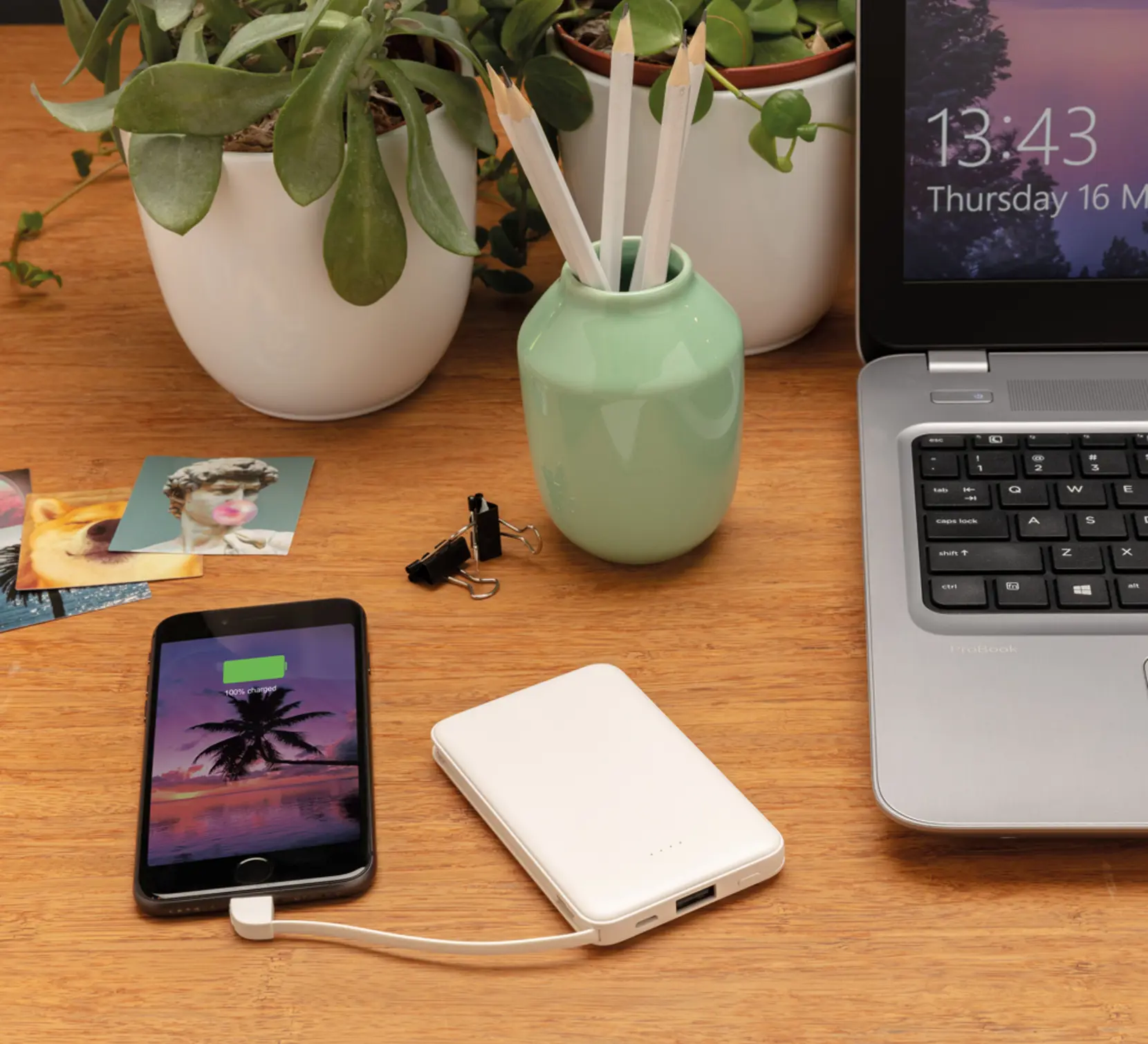 Bild på 5.000 mAh powerbank i fickformat med integrerade kablar