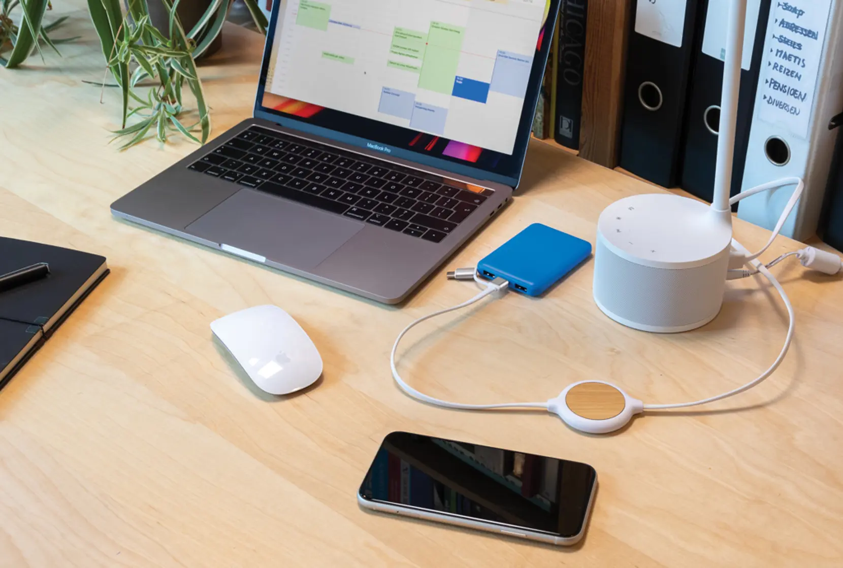 Bild på 3-i-1 kabel med 5W bambu trådlös laddare