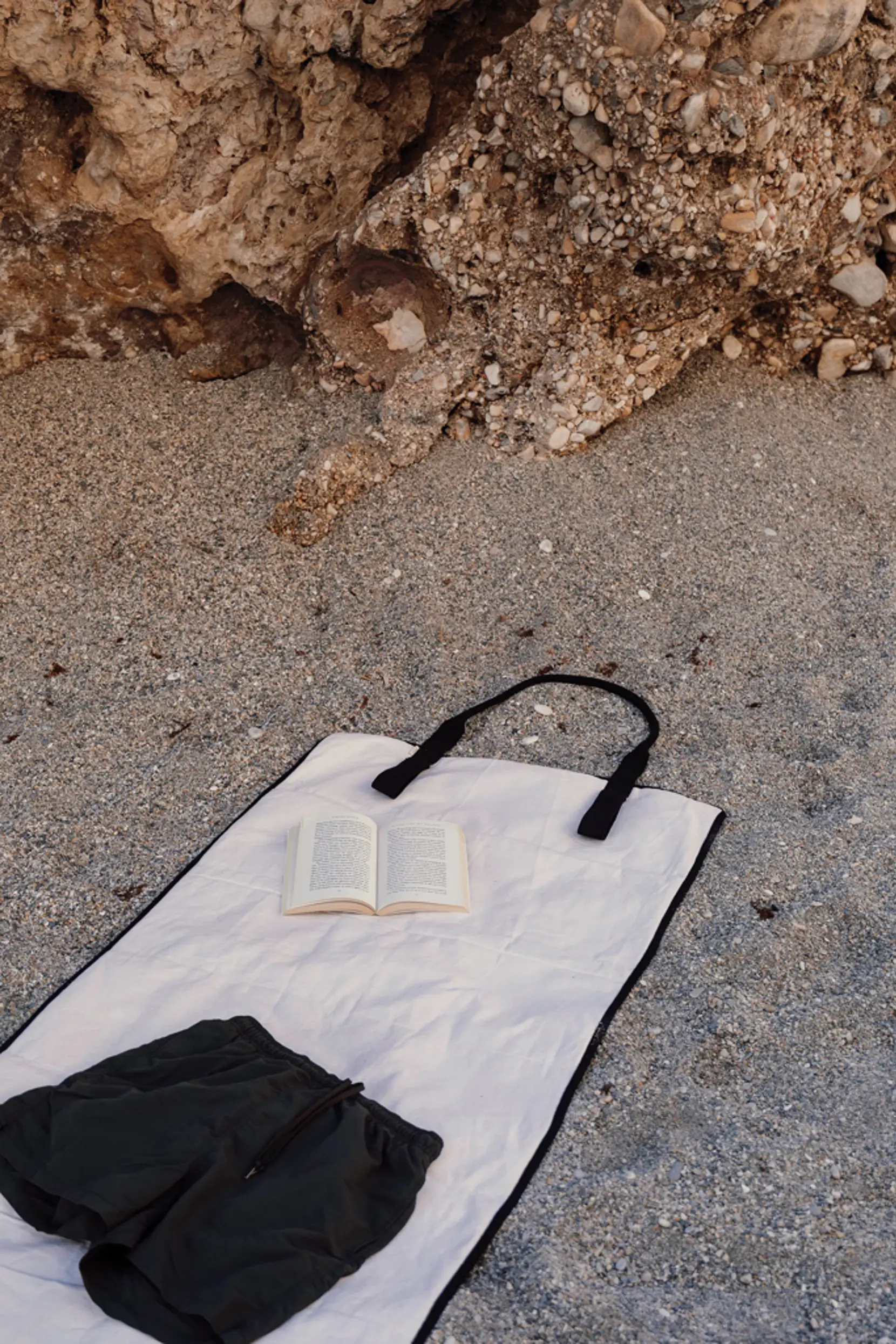 Bild på VINGA Volonne AWARE™ återvunnen canvas strandmatta