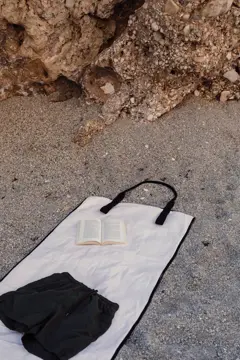 Bild på VINGA Volonne AWARE™ återvunnen canvas strandmatta