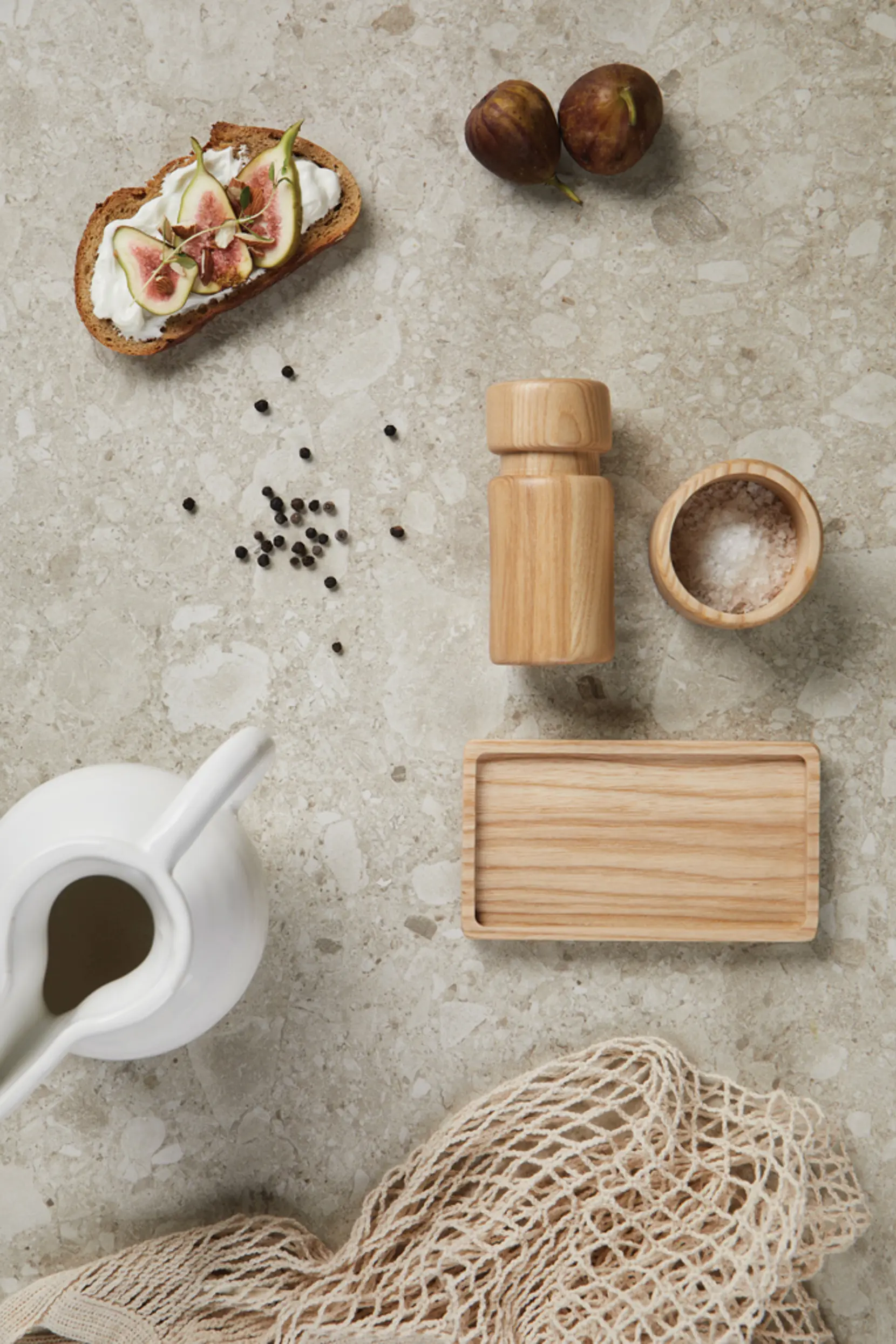 Bild på VINGA Retro FSC® askträ salt & peppar set