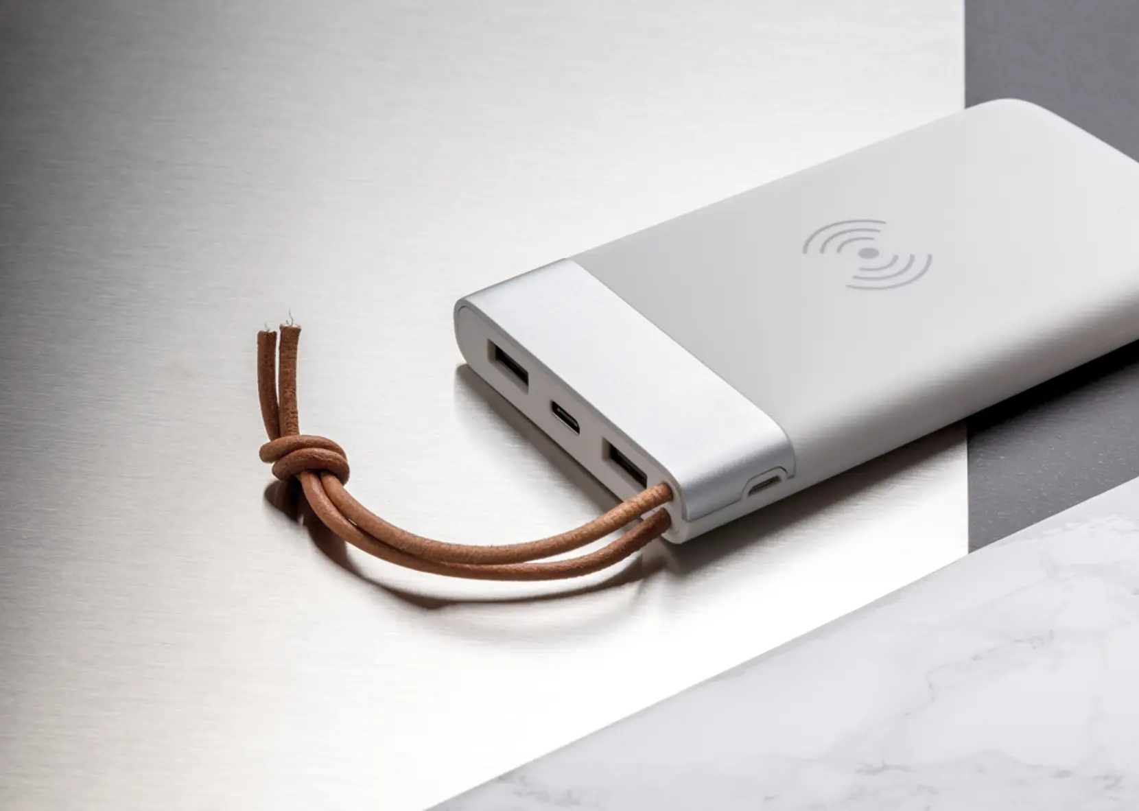 Bild på Aria 8.000 mAh 5W powerbank med trådlös laddning