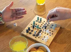 Bild på Claire Ludo-spel i trä