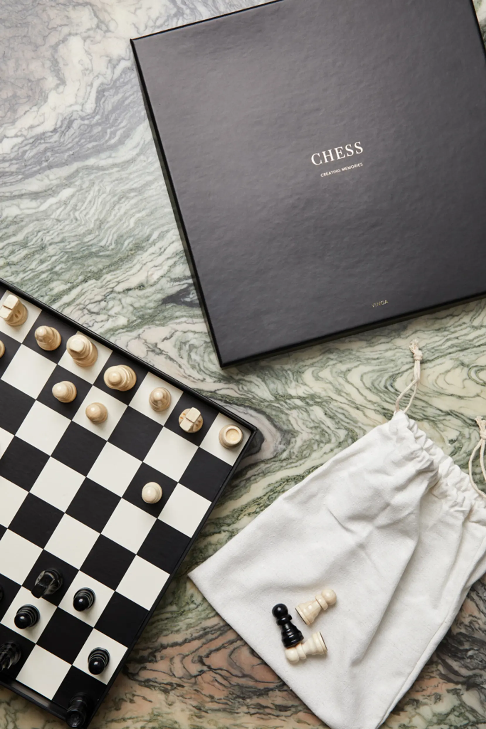 Bild på VINGA Chess coffe table game