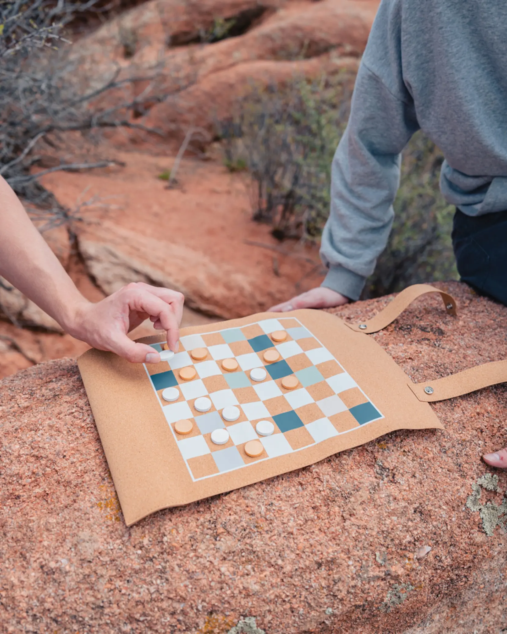 Bild på Britton kork hopvikbart backgammon och dam-spel