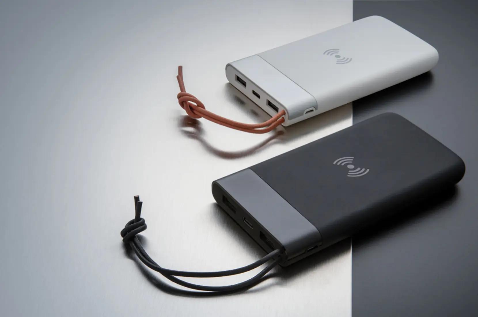 Bild på Aria 8.000 mAh 5W powerbank med trådlös laddning