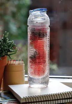 Bild på Vattenflaska med fruktbehållare