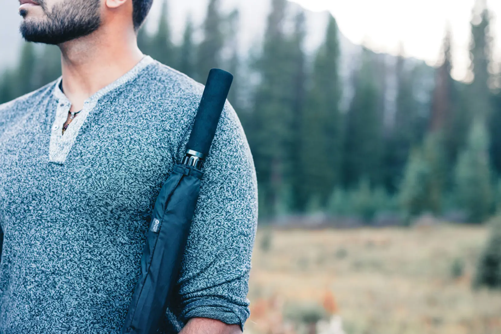 Bild på Swiss Peak Aware™ RPET ultralätt manuellt 25”paraply