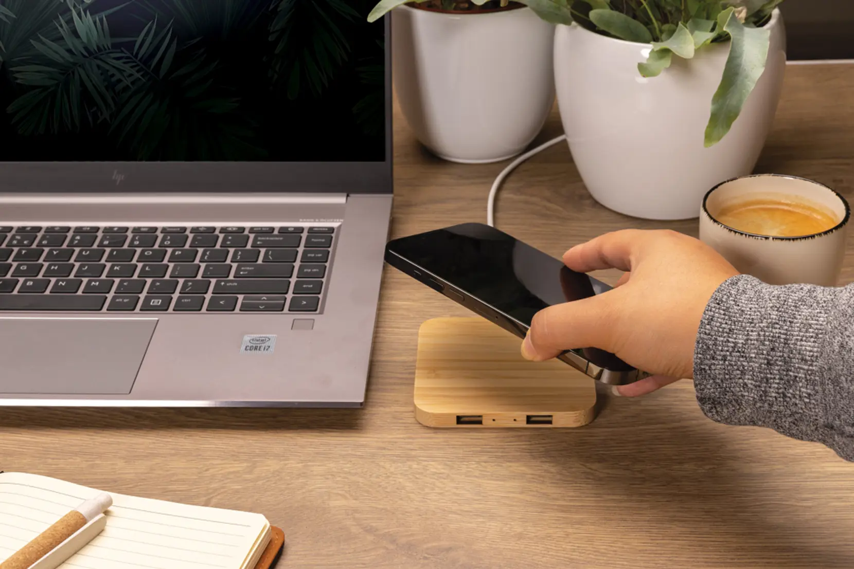 Bild på 10W trådlös laddare i bambu med USB portar