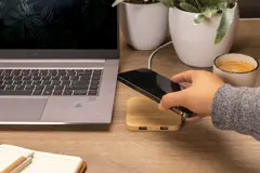 Bild på 10W trådlös laddare i bambu med USB portar