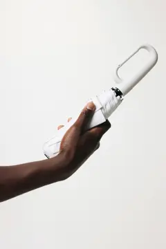 Bild på Yara 21” AWARE™ RPET enfärgat paraply med karbinhake