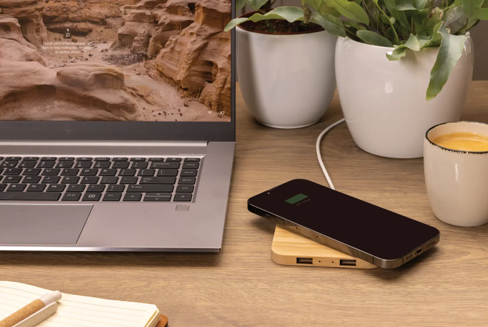 Bild på 10W trådlös laddare i bambu med USB portar