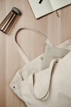 Bild på VINGA Hilo AWARE™ återvunnen canvas maxi tote bag
