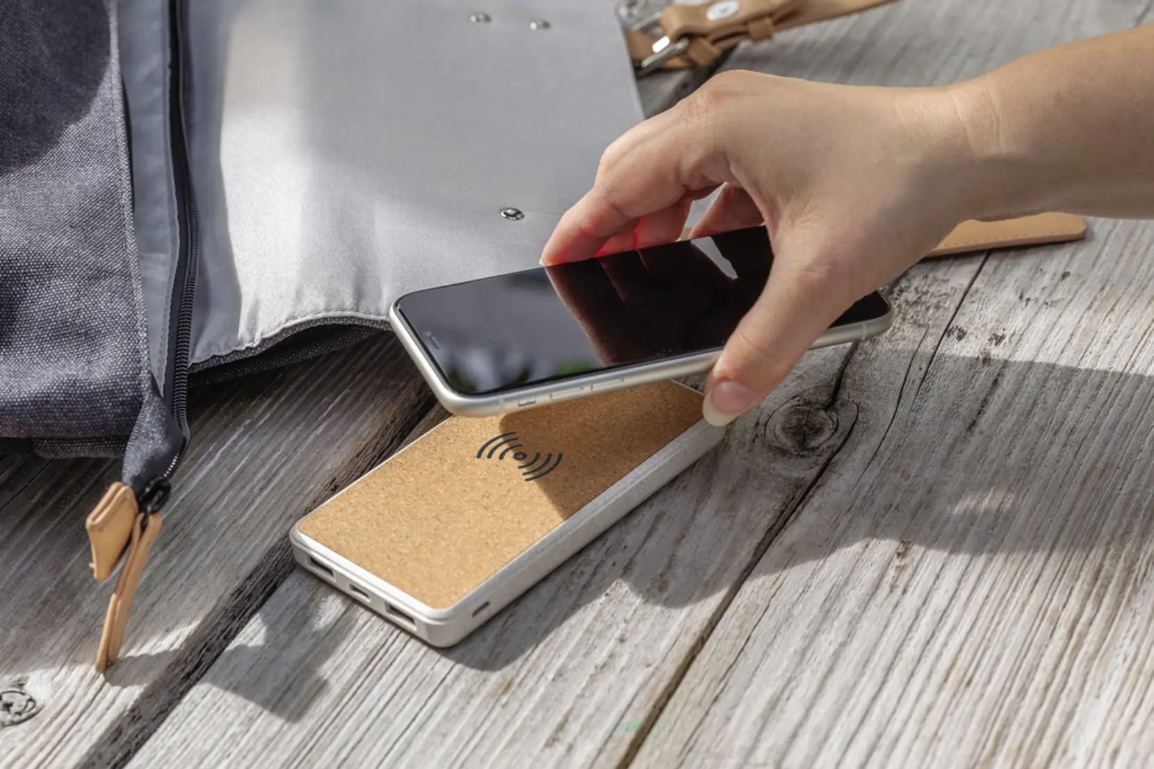 Bild på Kork och vete 8.000 mAh powerbank med 5W trådlös laddning