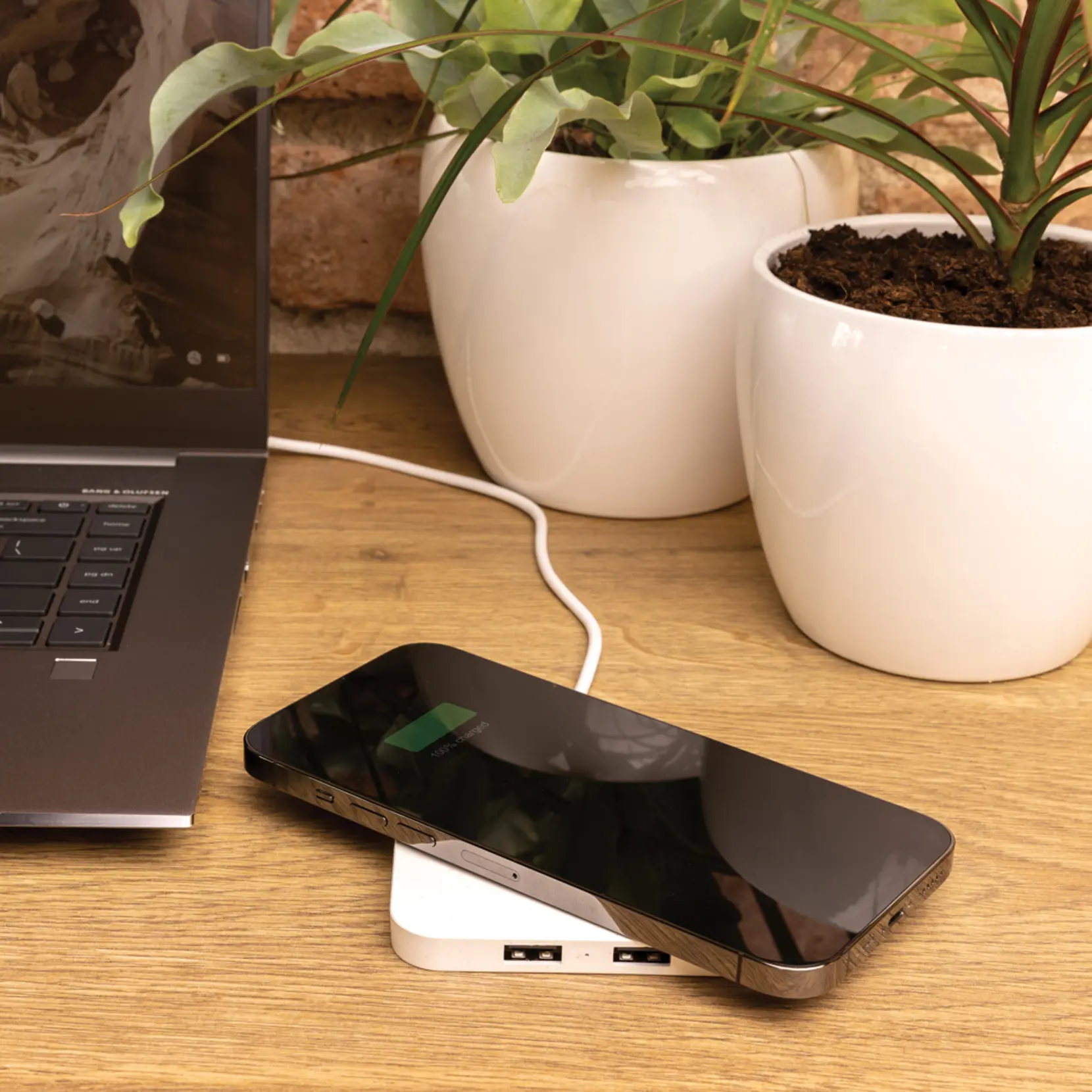 Bild på 10W trådlösa laddare m. USB portar RCS återvunnen plast