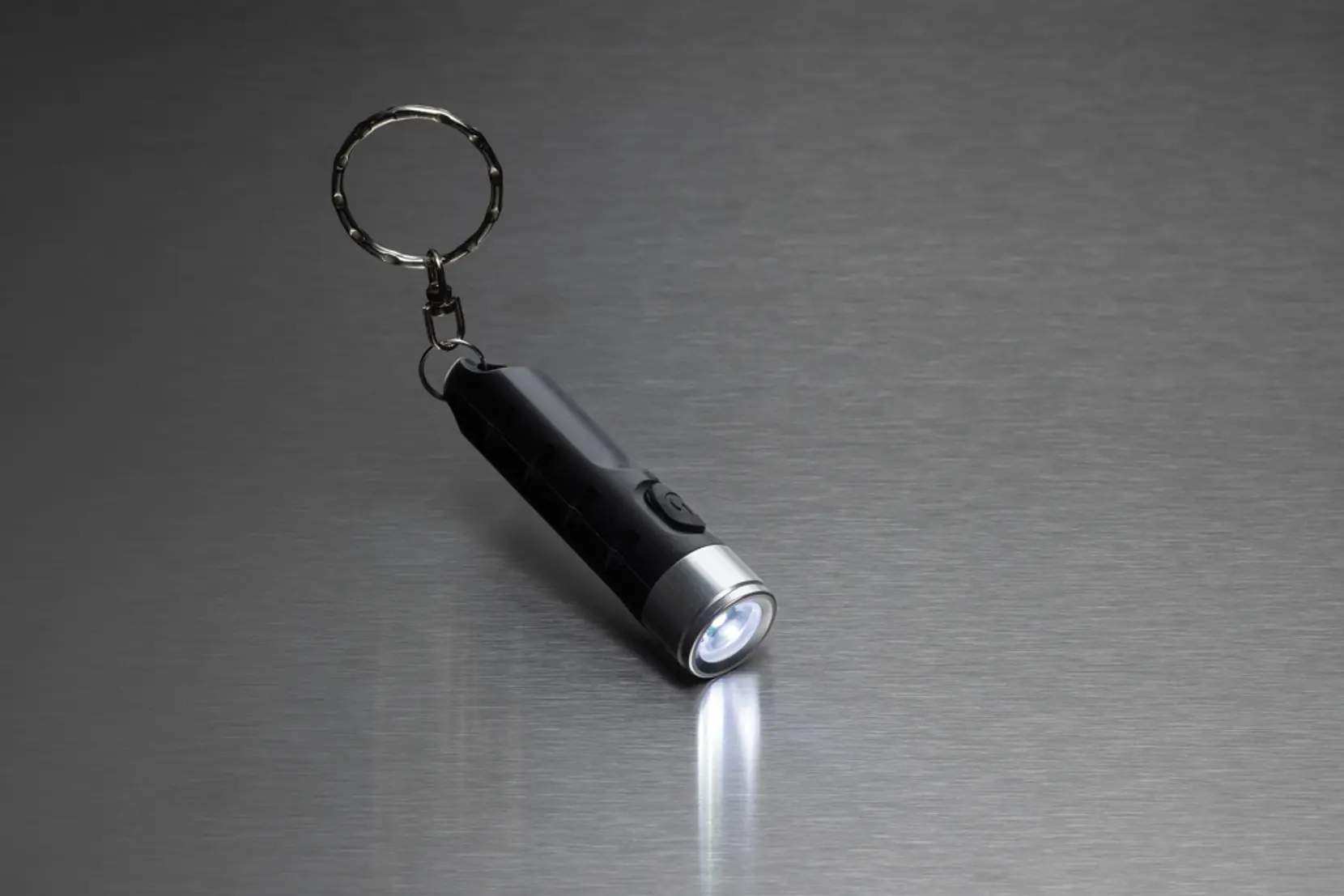 Bild på Globix RCS USB-laddningsbar nyckelringslampa