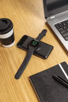 Bild på 10.000 mAh trådlös powerbank med klockladdare