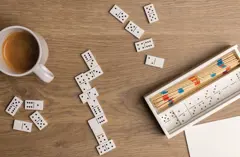 Bild på Mikado (plockepinn) / domino i trälåda