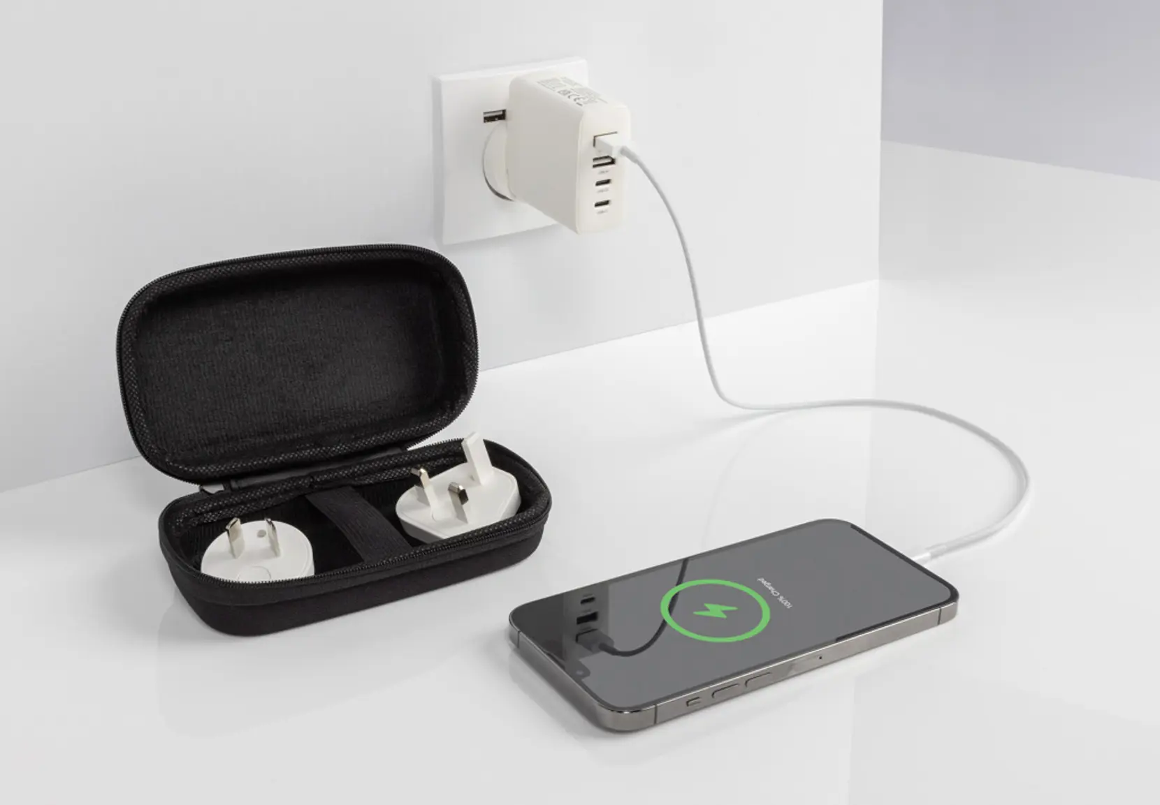 Bild på TravelCharge Pro RCS rplastisk reseladdare med USB C