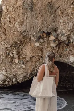 Bild på VINGA Hilo AWARE™ återvunnen canvas maxi tote bag