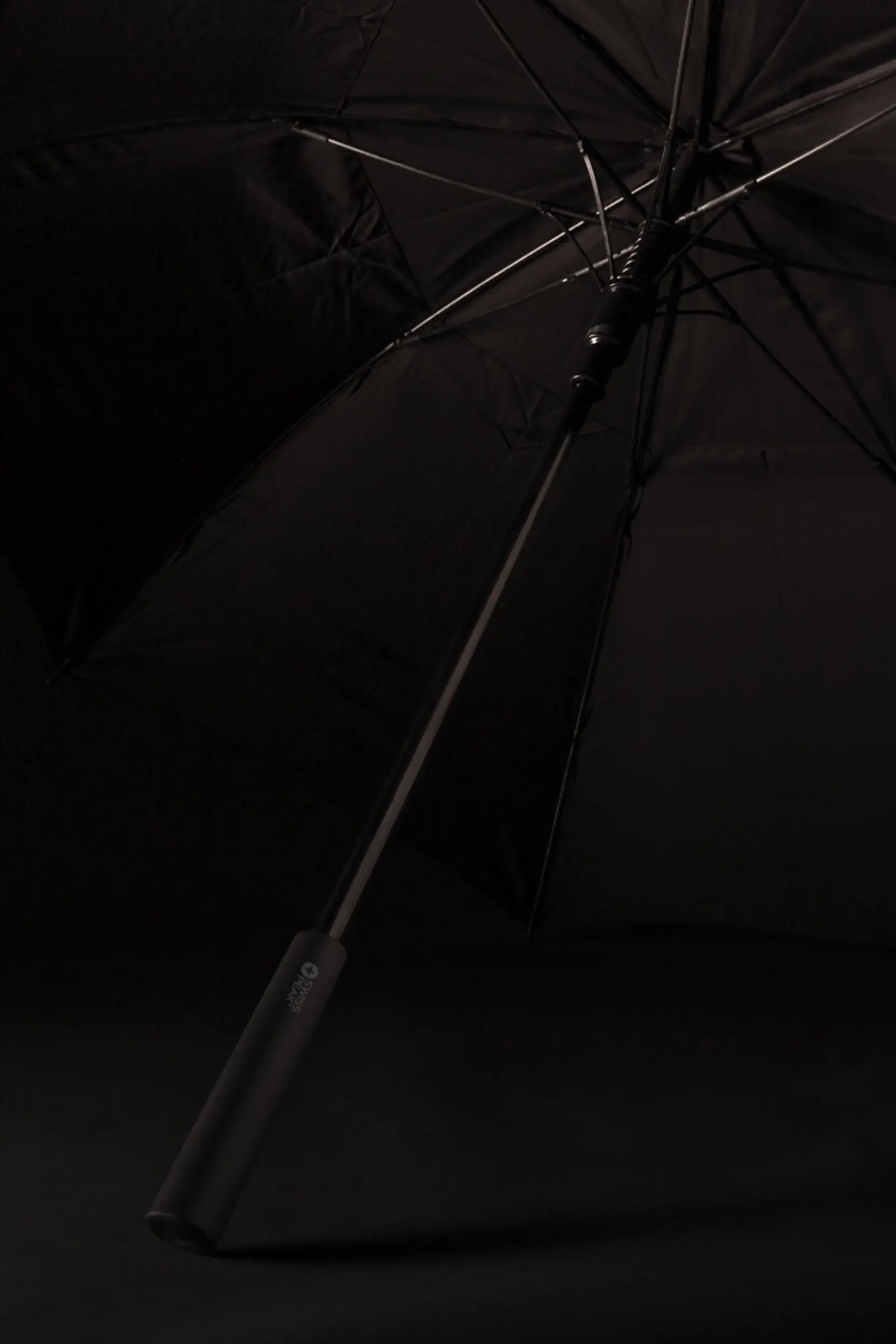 Bild på Swiss peak AWARE™ Tornado 23” stormparaply