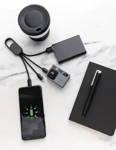 Bild på 4-i-1 kabel med karbinclip