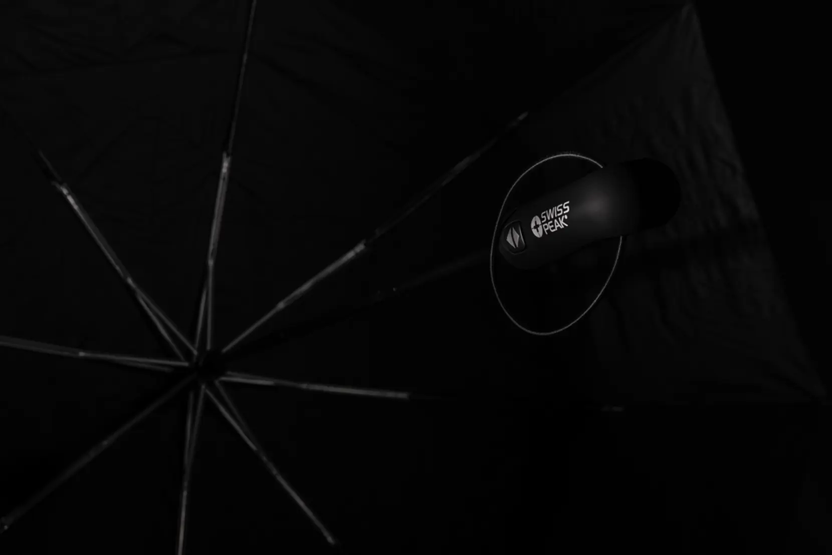 Bild på Swiss Peak Aware™ Tornado 27” stormsäkert väskparaply