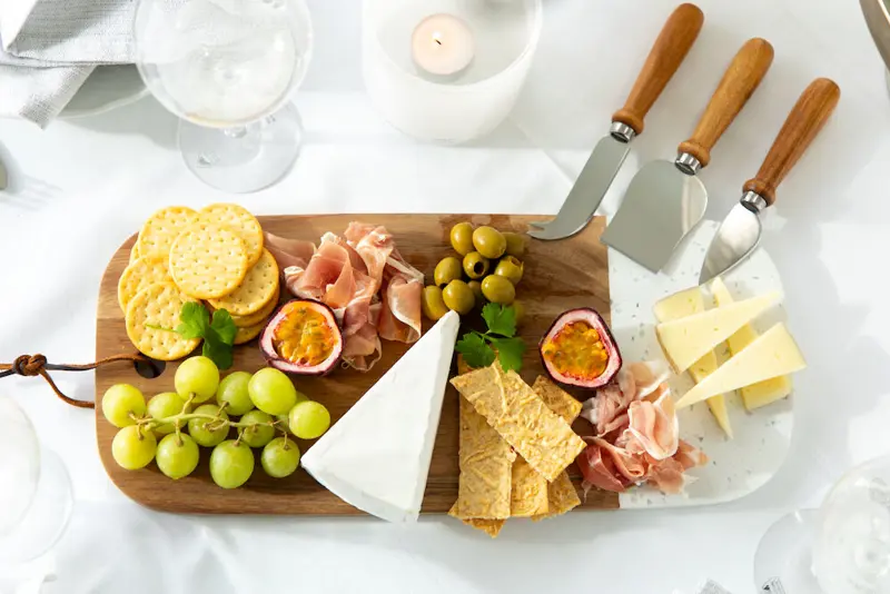 Ostbricka med tre knivar