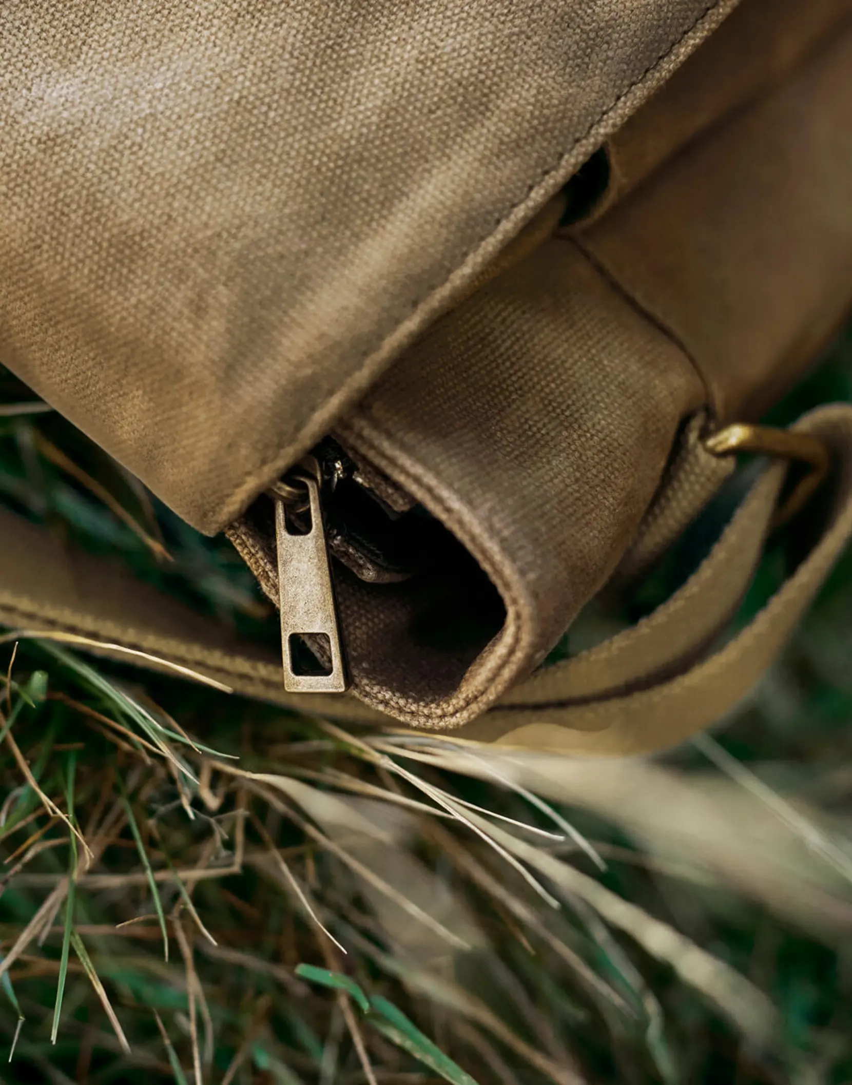 Bild på Heritage Waxed Canvas Messenger