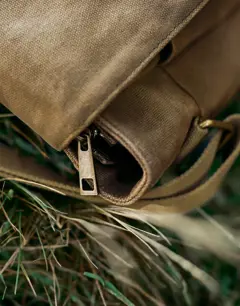 Bild på Heritage Waxed Canvas Messenger