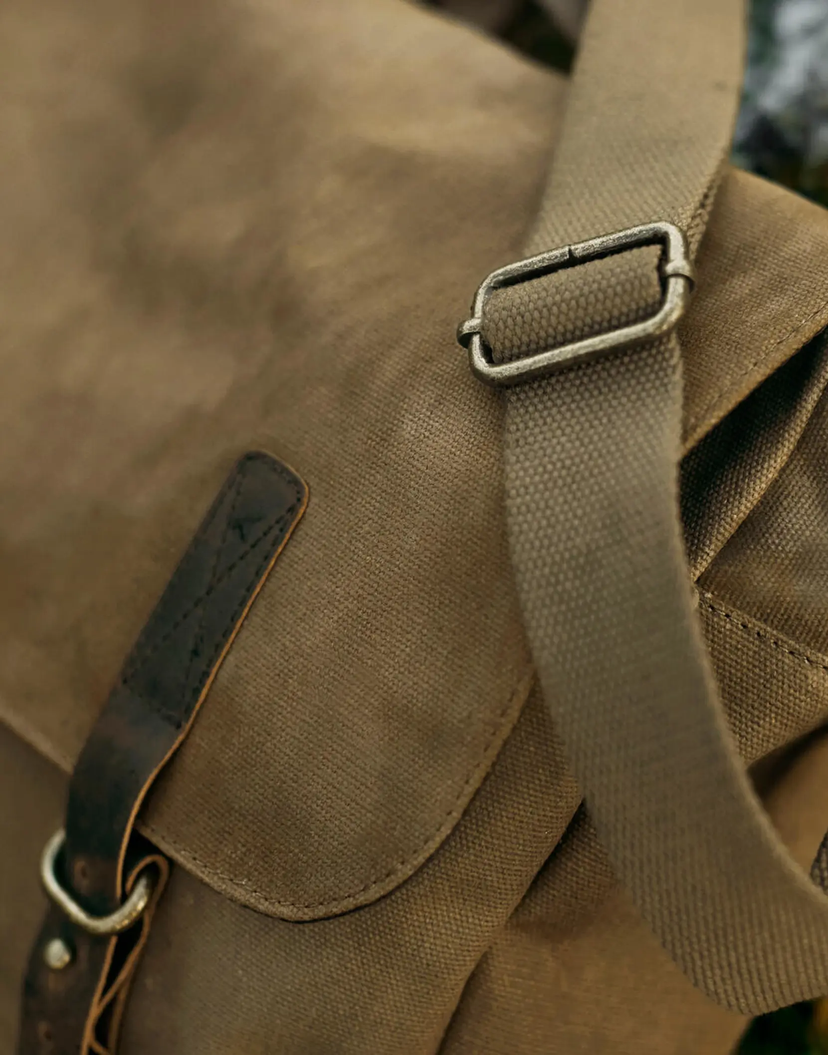 Bild på Heritage Waxed Canvas Messenger