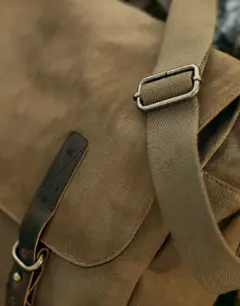 Bild på Heritage Waxed Canvas Messenger