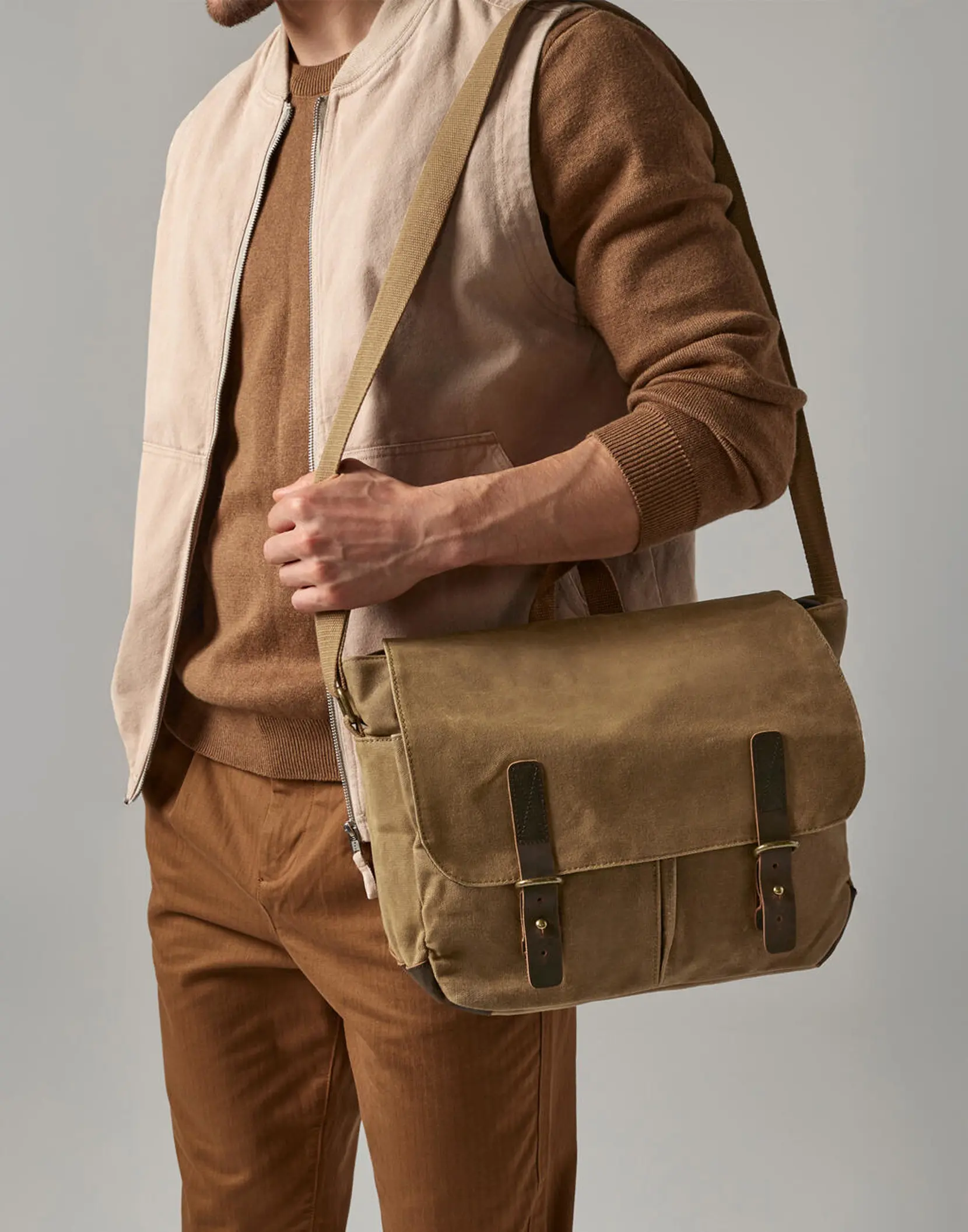 Bild på Heritage Waxed Canvas Messenger