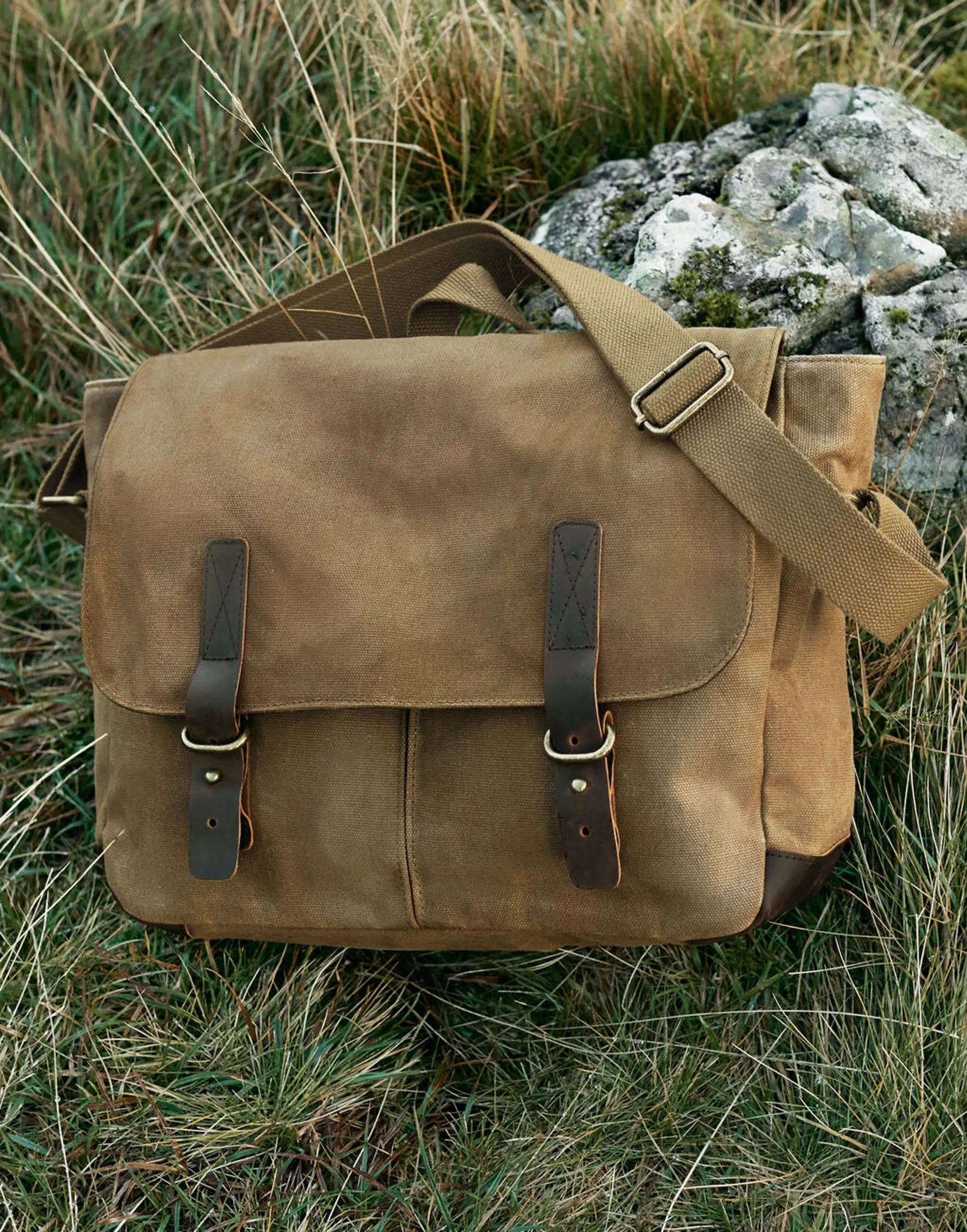 Bild på Heritage Waxed Canvas Messenger