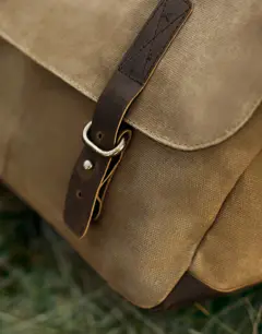 Bild på Heritage Waxed Canvas Messenger