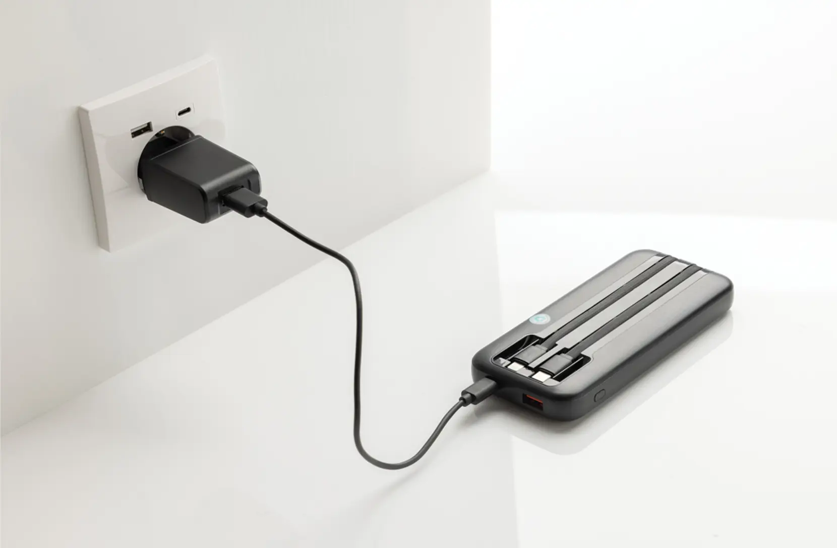 Bild på Turbopack RCS plast powerbank 10.000 integrerade kablar