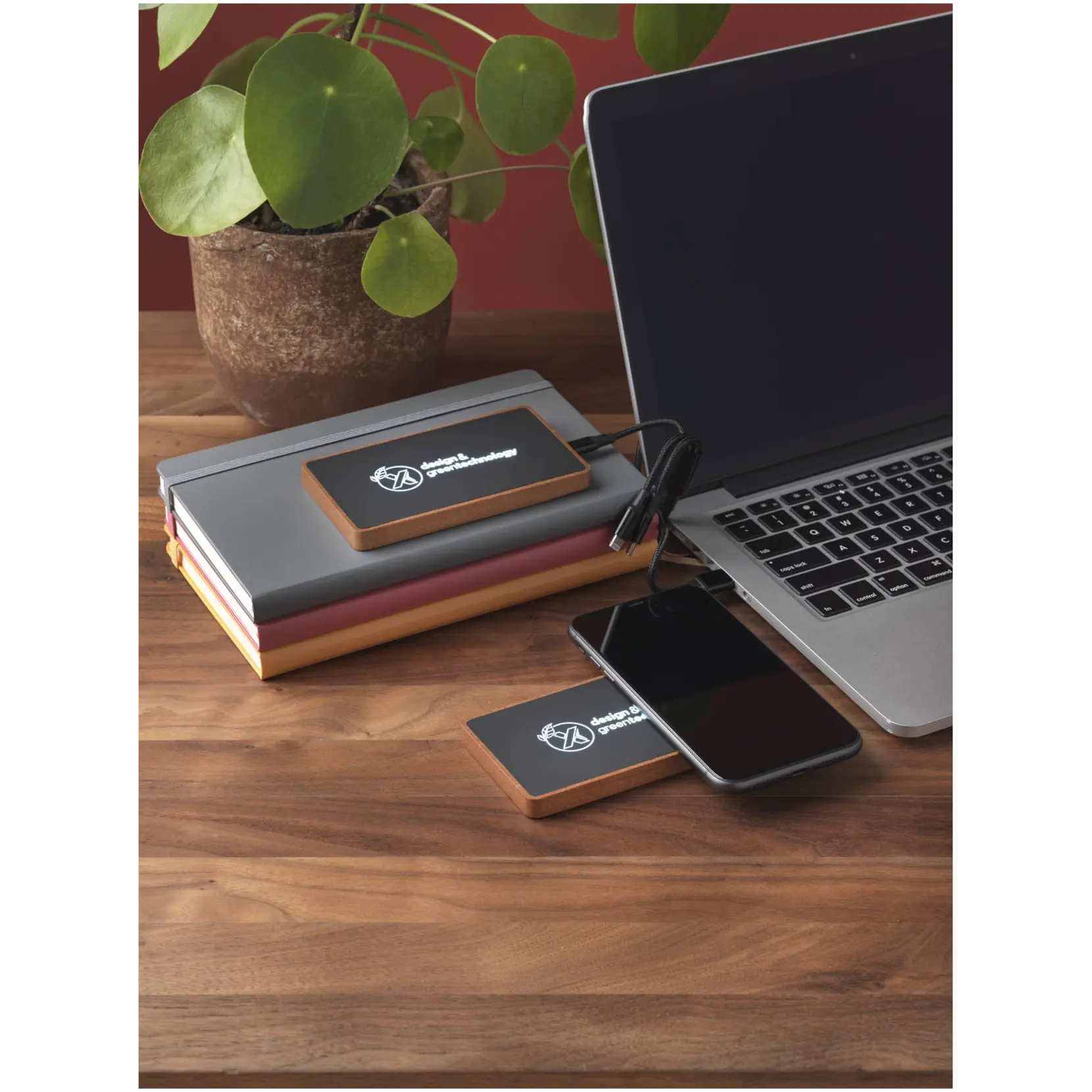 Bild på SCX.design P35 5 000 mAh powerbank i trä