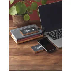 Bild på SCX.design P35 5 000 mAh powerbank i trä